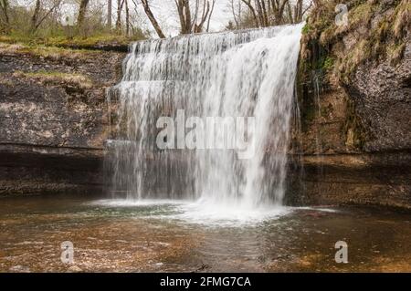 Der Wasserfall Saut de la Forge, Teil des Tals der 7 Wasserfälle, die als Herisson (Igel) Wasserfälle bekannt sind, ist ein denkmalgeschütztes Naturerbe im Jura Stockfoto