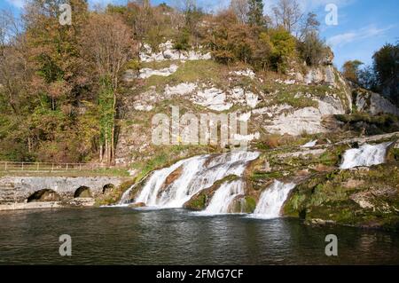 Pertes de l’Ain Fluss und Wasserfall, Bourg de Sirod, Jura (39), Region Bourgogne-Franche-Comte, Frankreich Stockfoto