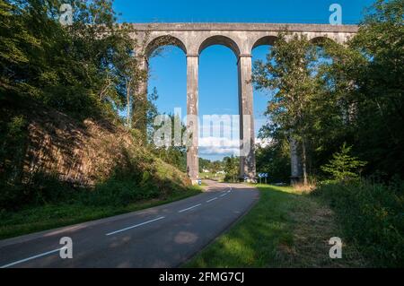 Montreuillon Aquädukt und der D126 Road (route du Morvan), im Regionalen Naturpark des Morvan, Nievre (58), Burgund, Frankreich Stockfoto