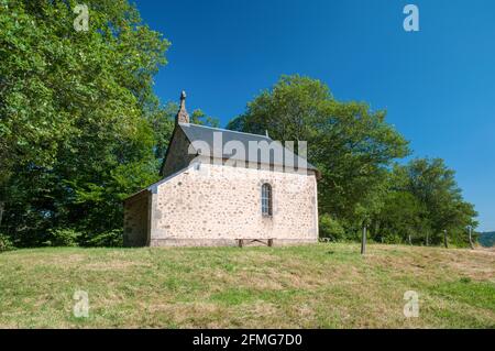 Die kleine Kapelle Saint-Roch de Montbois (16. Jahrhundert) auf einem Hügel in der Landschaft erbaut, in der Nähe von Chateau-Chinon entfernt im Morvan Regionalen Natu Stockfoto