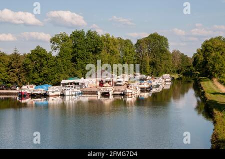 Blick auf Canal du Nivernais und Lastkähne günstig bei Chitry-les-Mines marina, Nievre (58), Burgund, Frankreich Stockfoto