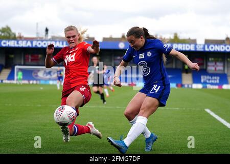 Chelsea's Fran Kirby (rechts) und Reading's Kristine Bjordal Leine kämpfen während des FA Women's Super League Spiels in Kingsmeadow, London, um den Ball. Bilddatum: Sonntag, 9. Mai 2021. Stockfoto