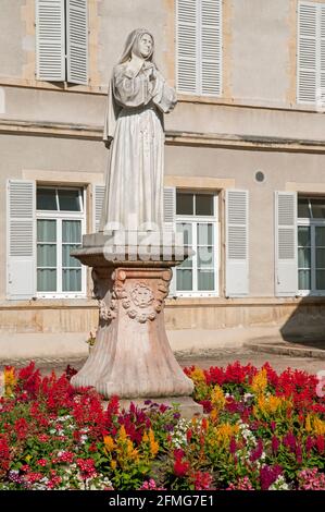 Statue der Heiligen Bernadette Soubirous beim Beten im Heiligtum von Saint Gildard, Nevers, Nievre (58), Burgund, Frankreich Stockfoto