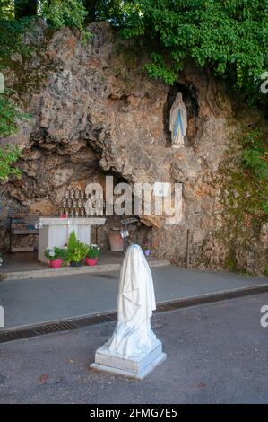 Statue der Heiligen Bernadette Soubirous beim Beten vor der Grotte im Heiligtum von Saint Gildard, Nevers, Nievre (58), Burgund, Frankreich Stockfoto