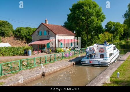 Canal du Nivernais und Schleuse bei Fleury bei Biches, Nièvre (58), Burgund, Frankreich Stockfoto