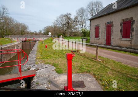 Schleusenhaus Canal du Nivernais und Villars, Nièvre (58), Burgund, Frankreich Stockfoto