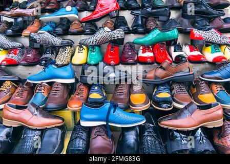 Viele verschiedene Arten von Schuhen auf einem Straßenmarkt In einer Stadt Stockfoto