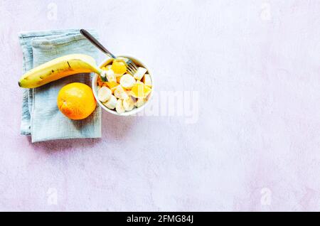 Gesundes Frühstück mit einer Schale Obst. Gesunde Mahlzeit Orange mit Banane Stockfoto