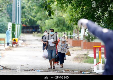 Phnom Penh. Mai 2021. Am 9. Mai 2021 verlassen die wiedergewonnenen COVID-19-Patienten ein COVID-19-Behandlungszentrum in Phnom Penh, Kambodscha. Die Zahl der Todesfälle in Kambodscha durch COVID-19 ist am Sonntag auf 120 angestiegen, nachdem in den letzten 24 Stunden sechs neue Todesfälle gemeldet wurden, teilte das Gesundheitsministerium in einer Erklärung mit. Quelle: Phenarum/Xinhua/Alamy Live News Stockfoto