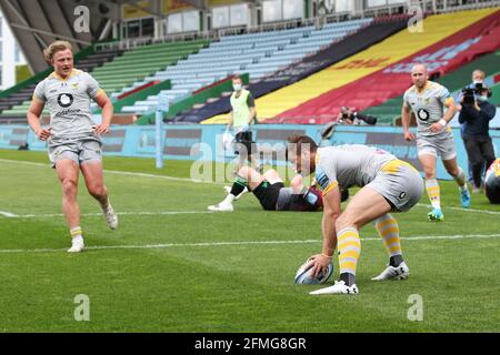 Twickenham, Großbritannien. Mai 2021. JOSH BASSETT von Wesps erzielt am 9. Mai 2021 beim Gallagher Premiership Rugby-Spiel zwischen Harlequins und Wesps im Twickenham Stadium, Twickenham, Großbritannien, einen Versuch, es 7-8 zu erreichen. Foto von Ken Sparks. Nur zur redaktionellen Verwendung, Lizenz für kommerzielle Nutzung erforderlich. Keine Verwendung bei Wetten, Spielen oder Veröffentlichungen einzelner Clubs/Vereine/Spieler. Kredit: UK Sports Pics Ltd/Alamy Live Nachrichten Stockfoto