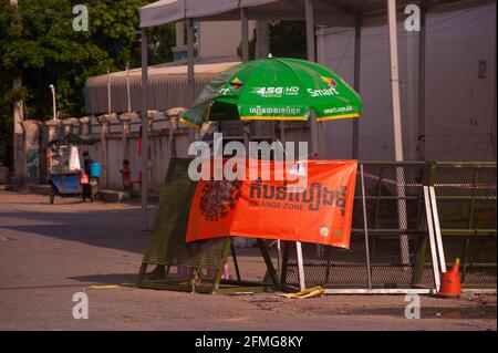 Phnom Penh, Kambodscha. 9. Mai 2021. Nach 3 Wochen totaler Sperrung der Stadt hat die Regierung Phnom Penh aufgrund des anhaltenden COVID-Anstiegs von 19 in 3 Farbzonen (rot, orange und gelb) unterteilt. Bedeutet mittleres Infektionsrisiko. Kredit: Kraig lieb / Alamy Live News Stockfoto