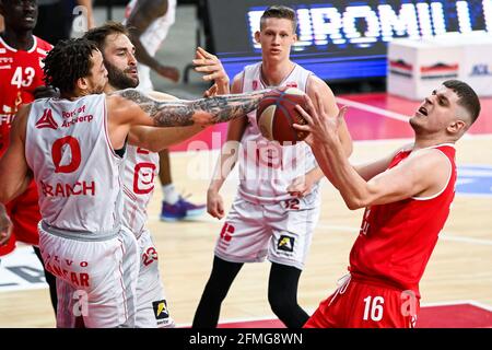 Der Antwerpener Stephaun Branch, der Antwerpener Dave Dudzinski und Haris Bratanovic von Oostende kämpfen während des Basketballspiels zwischen Antwerp Gia um den Ball Stockfoto