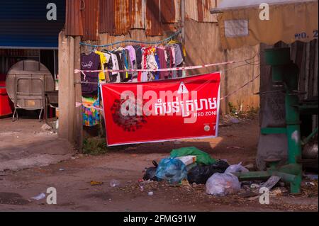 Phnom Penh, Kambodscha. 9. Mai 2021. Nach 3 Wochen totaler Sperrung der Stadt hat die Regierung Phnom Penh aufgrund des anhaltenden COVID-Anstiegs in 3 Farbzonen (rot, orange und gelb) unterteilt. Der Eingang zu einer „Roten Zone“, was ein hohes Infektionsrisiko bedeutet. Kambodschaner in „roten Zonen“ werden auf ihren Straßen unter Quarantäne gestellt und dürfen nicht einmal nach Essen einkaufen gehen. Quelle: Kraig lieb / Alamy Live News Stockfoto