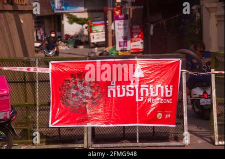 Phnom Penh, Kambodscha. 9. Mai 2021. Nach 3 Wochen totaler Sperrung der Stadt hat die Regierung Phnom Penh aufgrund des anhaltenden COVID-Anstiegs von 19 in 3 Farbzonen (rot, orange und gelb) unterteilt. Ein Eingang in eine „Rote Zone“, was ein hohes Infektionsrisiko bedeutet. Kambodschaner in „roten Zonen“ werden auf ihren Straßen unter Quarantäne gestellt und dürfen nicht einmal nach Essen einkaufen gehen. Quelle: Kraig lieb / Alamy Live News Stockfoto