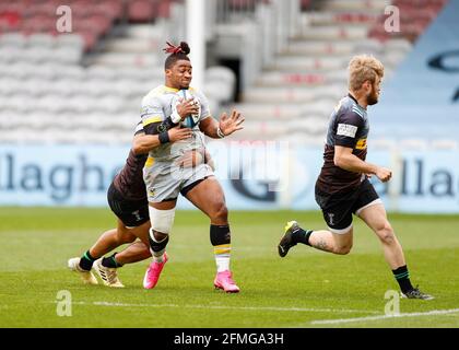 Twickenham Stoop, London, Großbritannien. Mai 2021. Englische Premiership Rugby, Harlekins versus Wesps; Paolo OooGwu von Wesps wird von lang of Harlekins angegangen Kredit: Action Plus Sports/Alamy Live News Stockfoto