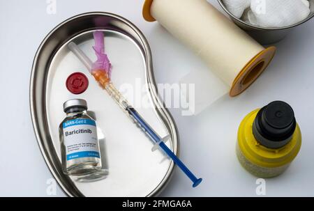 Medikamente für Patienten, die von Covid-19 betroffen sind, Baricitinib als Behandlung für Patienten, die in experimentellen Anwendungen infiziert sind, konzeptuelles Bild Stockfoto