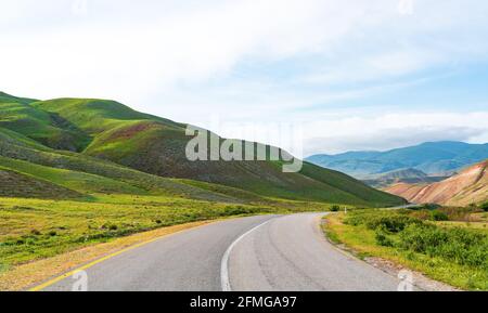 Asphaltstraße in bergiger Gegend Stockfoto