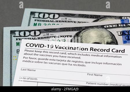 Covid-19 Impfpass und Bargeld. Fälschung, Impfkartenbetrug und Fälschungskonzept Stockfoto