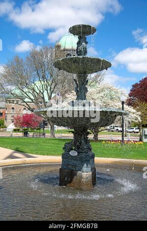 Soper Fountain - Taunton Green - Taunton, Massachusetts, USA. Bristol County Courthouse im Hintergrund Stockfoto