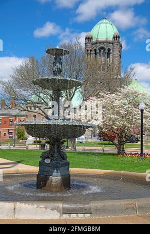 Soper Fountain - Taunton Green - Taunton, Massachusetts, USA. Bristol County Courthouse im Hintergrund Stockfoto