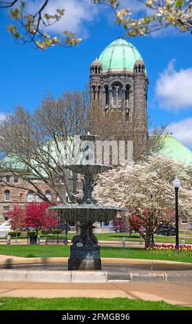 Soper Fountain - Taunton Green - Taunton, Massachusetts, USA. Bristol County Courthouse im Hintergrund Stockfoto