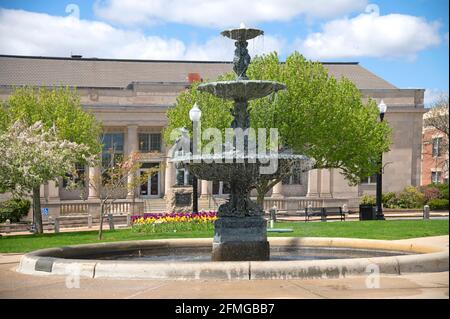 Soper Fountain - Taunton Green - Taunton, Massachusetts, USA. US Post Office im Hintergrund Stockfoto