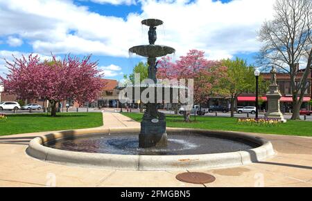 Soper Fountain - Taunton Green - Taunton, Massachusetts, USA. Bristol County Courthouse im Hintergrund Stockfoto