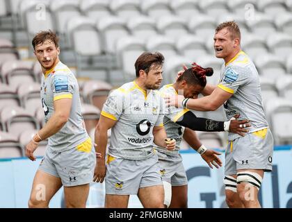 Twickenham Stoop, London, Großbritannien. Mai 2021. Englische Premiership Rugby, Harlekine gegen Wespen; Teamfeiern für den Versuch von Paolo OoGwu von Wesps Credit: Action Plus Sports/Alamy Live News Stockfoto