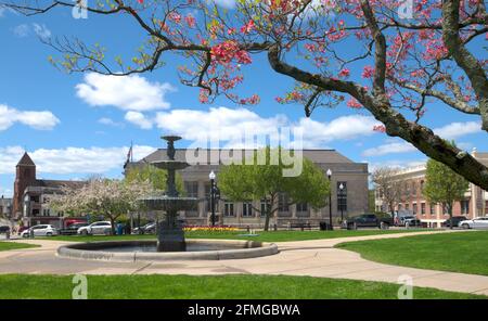 Soper Fountain - Taunton Green - Taunton, Massachusetts, USA. US Post Office im Hintergrund Stockfoto