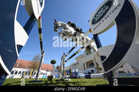 Redefin, Deutschland. Mai 2021. Riders Tour, Grand Prix, Jumping-Wettbewerb auf dem Staatsgestüt Redefin. Rolf-Göran Bengtsson aus Schweden auf Cassilano Jmen. Quelle: Daniel Reinhardt/dpa/Alamy Live News Stockfoto