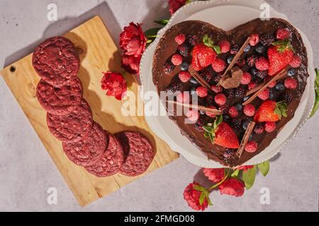 Ein Schuss von einem herzförmigen Brownie-Kuchen und rot über dem Kopf Samtkeks mit Rosen zum Muttertag Stockfoto
