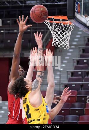 Ludwigsburg, Deutschland. Mai 2021. Basketball: Bundesliga, MHP Riesen Ludwigsburg - FC Bayern München, Main Round, Matchday 34: Jonah Radebaugh (vorne) spielt gegen den Münchner JaJuan Johnson. Quelle: Thomas Kienzle/dpa/Alamy Live News Stockfoto