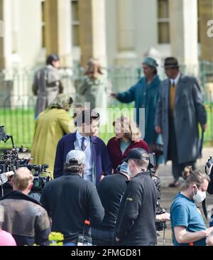 Brighton UK 9. Mai 2021 - Harry Styles und Emma Corrin drehen heute eine Szene für den Film "Mein Polizist" in Brighton's Royal Pavilion Gardens . Der Film, der in den 1950er Jahren spielt, wird in den nächsten Wochen an verschiedenen Orten in der Stadt gedreht : Credit Simon Dack / Alamy Live News Stockfoto