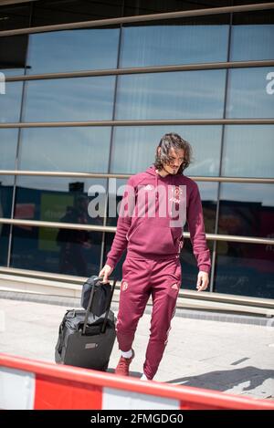 Birmingham, Großbritannien. Mai 2021. Edinson Cavani kämpft mit seinem Koffer, als er gegen Mittag des 9. Mai das Clayton Hotel im Stadtzentrum von Birmingham verlässt, bevor er gegen Aston Villa antreten wird. Kredit: Ryan Underwood/Alamy Live Nachrichten Stockfoto