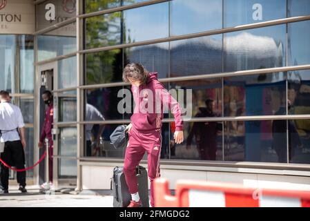 Birmingham, Großbritannien. Mai 2021. Edinson Cavani kämpft mit seinem Koffer, als er gegen Mittag des 9. Mai das Clayton Hotel im Stadtzentrum von Birmingham verlässt, bevor er gegen Aston Villa antreten wird. Kredit: Ryan Underwood/Alamy Live Nachrichten Stockfoto