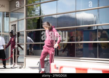 Birmingham, Großbritannien. Mai 2021. Edinson Cavani kämpft mit seinem Koffer, als er gegen Mittag des 9. Mai das Clayton Hotel im Stadtzentrum von Birmingham verlässt, bevor er gegen Aston Villa antreten wird. Kredit: Ryan Underwood/Alamy Live Nachrichten Stockfoto