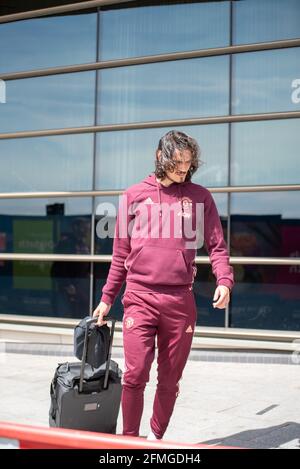 Birmingham, Großbritannien. Mai 2021. Edinson Cavani kämpft mit seinem Koffer, als er gegen Mittag des 9. Mai das Clayton Hotel im Stadtzentrum von Birmingham verlässt, bevor er gegen Aston Villa antreten wird. Kredit: Ryan Underwood/Alamy Live Nachrichten Stockfoto