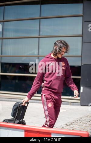 Birmingham, Großbritannien. Mai 2021. Edinson Cavani kämpft mit seinem Koffer, als er gegen Mittag des 9. Mai das Clayton Hotel im Stadtzentrum von Birmingham verlässt, bevor er gegen Aston Villa antreten wird. Kredit: Ryan Underwood/Alamy Live Nachrichten Stockfoto