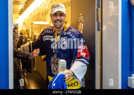 Jerome Bachofner # 10 (EV Zug) während des National League Playoff Final Eishockey Spiels 3 zwischen EV Zug und Geneve-Servette HC am 7. Mai 2021 in der Bossard Arena in Zug. (Schweiz/Kroatien OUT) Stockfoto