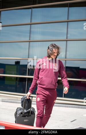 Birmingham, Großbritannien. Mai 2021. Edinson Cavani kämpft mit seinem Koffer, als er gegen Mittag des 9. Mai das Clayton Hotel im Stadtzentrum von Birmingham verlässt, bevor er gegen Aston Villa antreten wird. Kredit: Ryan Underwood/Alamy Live Nachrichten Stockfoto