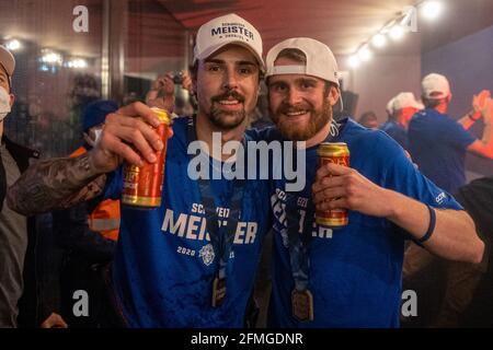 Jerome Bachofner # 10 (EV Zug) während des National League Playoff Final Eishockey Spiels 3 zwischen EV Zug und Geneve-Servette HC am 7. Mai 2021 in der Bossard Arena in Zug. (Schweiz/Kroatien OUT) Quelle: SPP Sport Pressefoto. /Alamy Live News Stockfoto