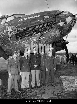 John Hancocks von den Männern der 8th Air Force bedecken die Engel der Hölle von der Nase bis zum Schwanz. Von links nach rechts: M/Sgt. Fabian Folmer, Sgt. John Kosilla, Capt. IRL Baldwin, T/Sgt. Edward West Jr., Capt. John Johnston, Sgt. Wilson Fairfield und S/Sgt. Kasmer Wegrcyn. Die B-17 wurde von Capt. Johnston pilotiert, der bei seiner letzten Kriegsmission 1944 an der Kontrolle war Stockfoto