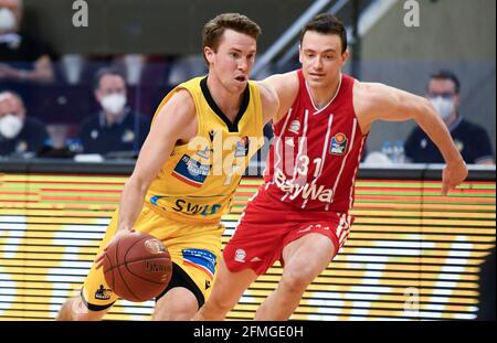 Ludwigsburg, Deutschland. Mai 2021. Basketball: Bundesliga, MHP Riesen Ludwigsburg - FC Bayern München, Main Round, Matchday 34: Ludwigsburgs Jordan Rümpfe (l) spielen gegen den Münchner Zan Mark Sisko . Quelle: Thomas Kienzle/dpa/Alamy Live News Stockfoto