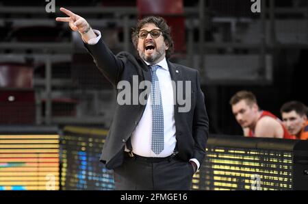 Ludwigsburg, Deutschland. Mai 2021. Basketball: Bundesliga, MHP Riesen Ludwigsburg - FC Bayern München, Hauptrunde, Matchday 34: Münchner Trainerin Andrea Trinchieri gibt Instruktionen. Quelle: Thomas Kienzle/dpa/Alamy Live News Stockfoto