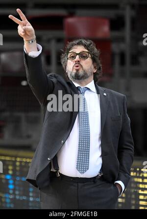 Ludwigsburg, Deutschland. Mai 2021. Basketball: Bundesliga, MHP Riesen Ludwigsburg - FC Bayern München, Hauptrunde, Matchday 34: Münchner Trainerin Andrea Trinchieri gibt Instruktionen. Quelle: Thomas Kienzle/dpa/Alamy Live News Stockfoto