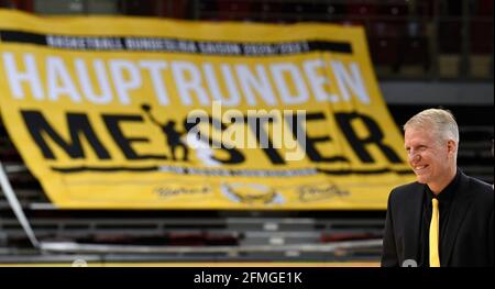 Ludwigsburg, Deutschland. Mai 2021. Basketball: Bundesliga, MHP Riesen Ludwigsburg - FC Bayern München, Hauptrunde, 34. Spieltag: Ludwigsburgs Trainer John Patrick lacht nach dem Spielende vor einem Plakat mit der Aufschrift 'Hauptlunden Meister'. Quelle: Thomas Kienzle/dpa/Alamy Live News Stockfoto