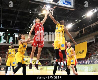 Ludwigsburg, Deutschland. Mai 2021. Basketball: Bundesliga, MHP Riesen Ludwigsburg - FC Bayern München, Main Round, Matchday 34: Ludwigsburgs James McLean (r) spielt gegen den Münchner Diego Flaccadori. Quelle: Thomas Kienzle/dpa/Alamy Live News Stockfoto