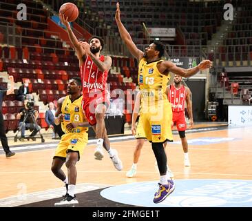 Ludwigsburg, Deutschland. Mai 2021. Basketball: Bundesliga, MHP Riesen Ludwigsburg - FC Bayern München, Hauptrunde, Matchday 34: Ludwigsburgs Yorman Polas Bartolo (r) spielt gegen den Münchner D.J. Seeley. Quelle: Thomas Kienzle/dpa/Alamy Live News Stockfoto