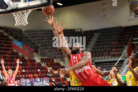 Ludwigsburg, Deutschland. Mai 2021. Basketball: Bundesliga, MHP Riesen Ludwigsburg - FC Bayern München, Hauptrunde, Matchday 34: Der Münchner Jalen Reynolds geht in den Korb . Quelle: Thomas Kienzle/dpa/Alamy Live News Stockfoto