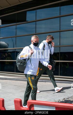 Birmingham, Großbritannien. Mai 2021. Manchester United-Manager Ole Gunnar Solskjær wird vor einem Spiel gegen Aston Villa beobachtet, wie er das Clayton Hotel in Birmingham gegen Mittag verlässt. Kredit: Ryan Underwood/Alamy Live Nachrichten Stockfoto